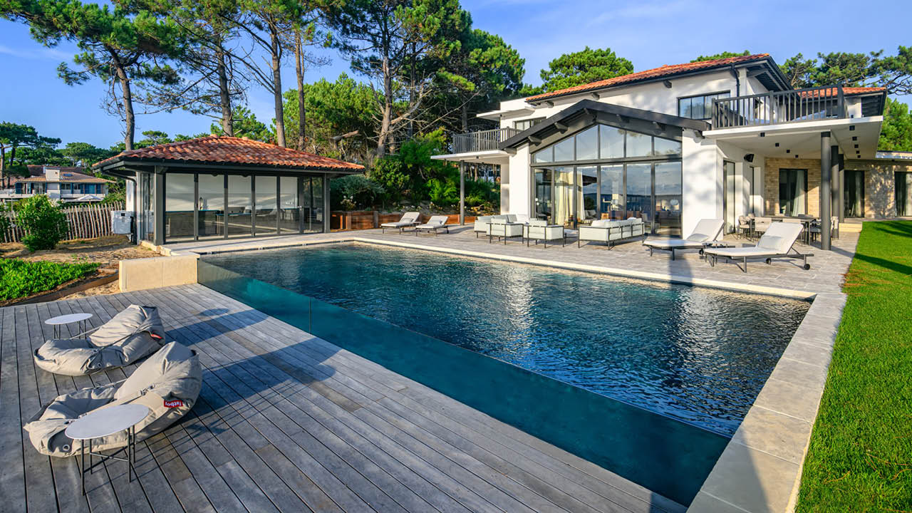 Débordement sur l’horizon piscine debordement paroi de verre terrasse bois architecte esprit piscine 2023  Piscine à paroi de verre 3D Gris ardoise 