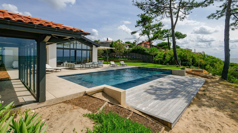 Débordement sur l’horizon piscine debordement paroi de verre terrasse bois architecte esprit piscine 2023 2 Piscine à paroi de verre 3D Gris ardoise 