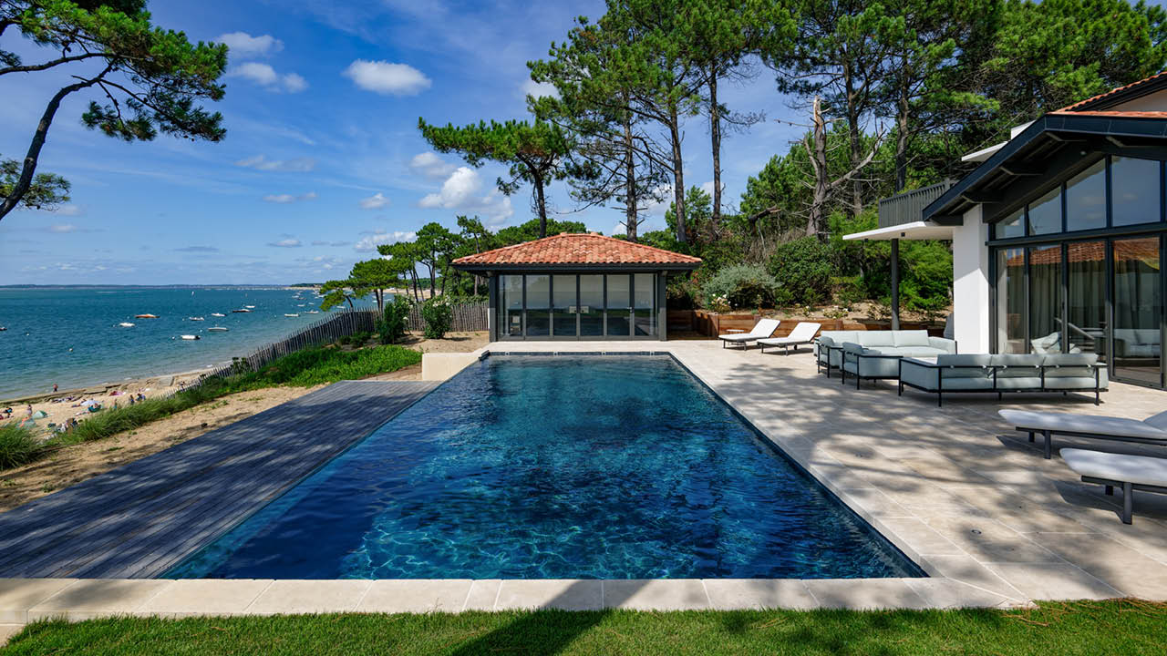 Débordement sur l’horizon piscine debordement paroi de verre terrasse bois architecte esprit piscine 2023 4 Piscine à paroi de verre 3D Gris ardoise 