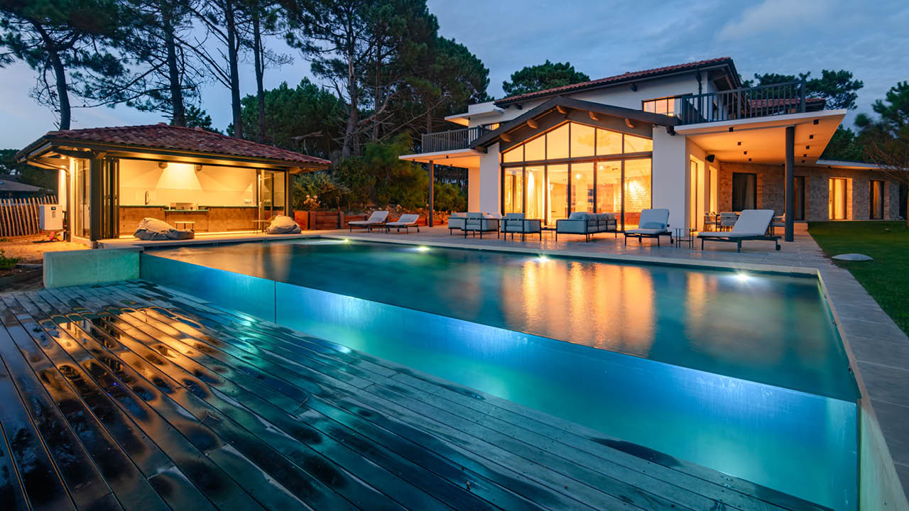 Débordement sur l’horizon piscine debordement paroi de verre terrasse bois architecte esprit piscine 2023 7 Piscine à paroi de verre 3D Gris ardoise 