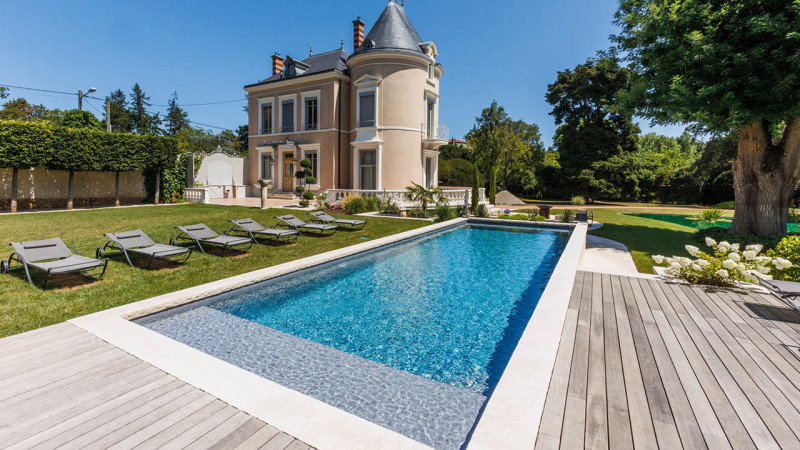 Piscine paysagée 3D Gris béton / Baignade fleurie : piscine familiale paysagee plantes margelle pierre jardin esprit piscine 2023 2