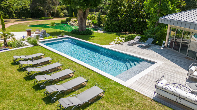 Piscine paysagée 3D Gris béton / Baignade fleurie : piscine familiale paysagee plantes margelle pierre jardin esprit piscine 2023 3