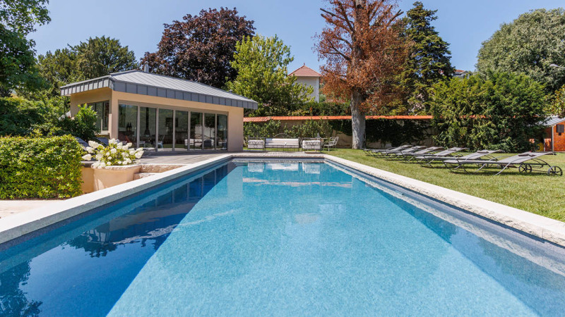 Piscine paysagée 3D Gris béton / Baignade fleurie : piscine familiale paysagee plantes margelle pierre jardin esprit piscine 2023 5