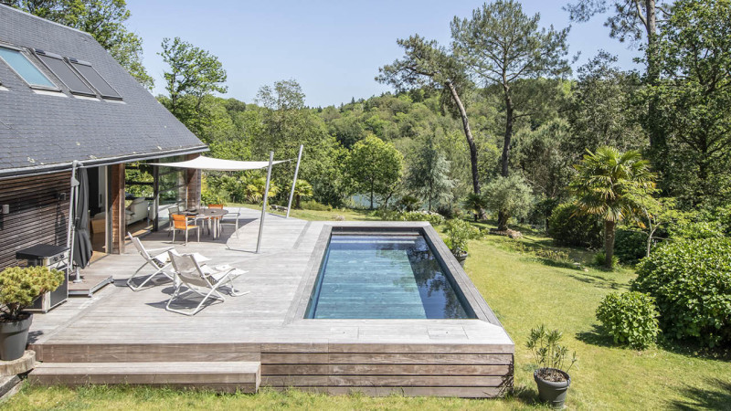 Piscine à fond mobile 3D Gris ardoise / Trophée d’Argent 2023 de la couverture de piscine : piscine fond mobile terrasse bois mobilier escaliers esprit piscine 2023 4