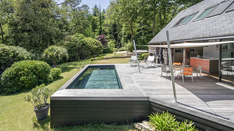 Piscine à fond mobile 3D Gris ardoise / Trophée d’Argent 2023 de la couverture de piscine : piscine fond mobile terrasse bois mobilier escaliers esprit piscine 2023 5