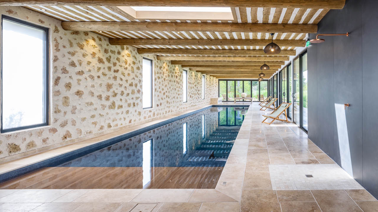 La piscine de la Bergerie piscine interieure bois pierre travertin esprit piscine 2023 1 Piscine intérieure 3D Gris ardoise 