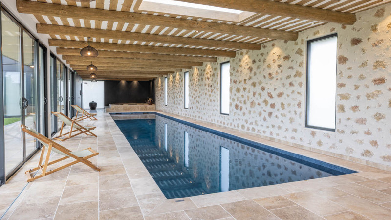 La piscine de la Bergerie piscine interieure bois pierre travertin esprit piscine 2023 2 Piscine intérieure 3D Gris ardoise 
