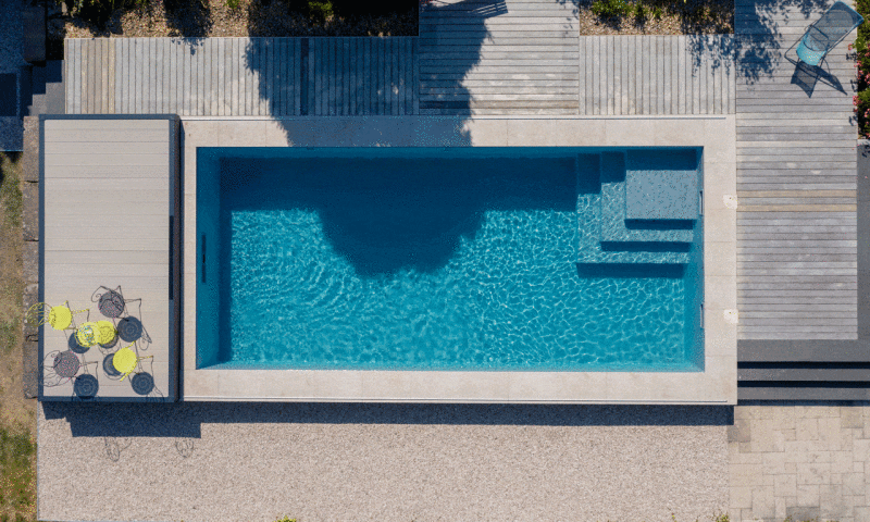 Piscine avec terrasse mobile 3D Gris béton  Trophée d’Or 2023 de la couverture de piscine