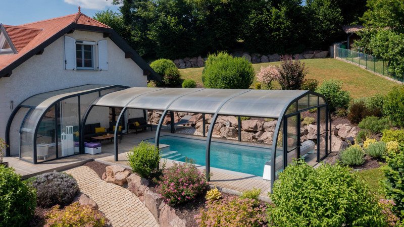 Abri de piscine Abri haut Gris clair / Adossé à la maison : piscine abri haut adosse maison esprit piscine 2023 3