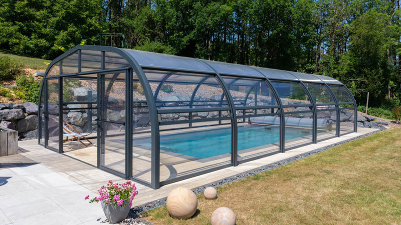 Abri de piscine Abri haut Gris clair / Baignade abritée : piscine abri haut fixe ouvert jardin esprit piscine 2023 2