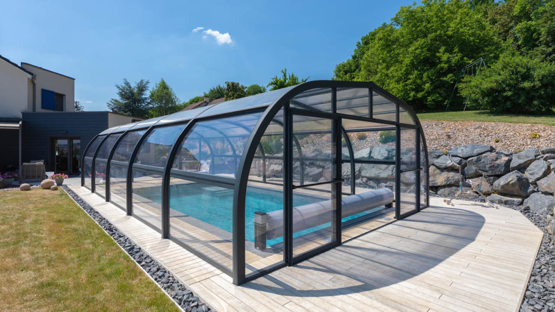 Abri de piscine Abri haut Gris clair / Baignade abritée : piscine abri haut fixe ouvert jardin esprit piscine 2023 5