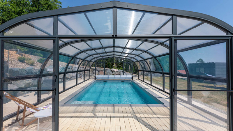 Abri de piscine Abri haut Gris clair / Baignade abritée : piscine abri haut fixe ouvert jardin esprit piscine 2023 6