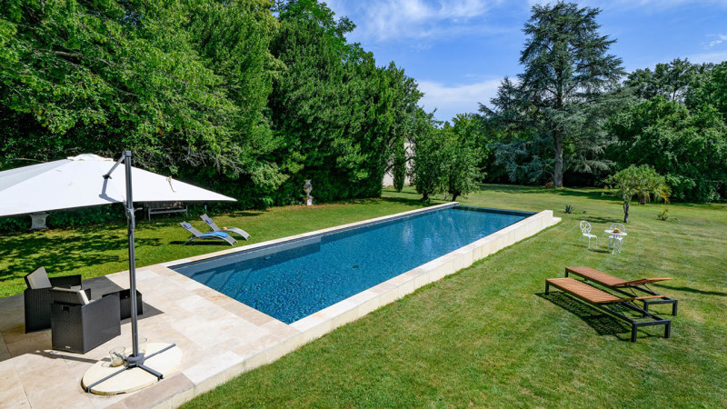 Couloir de nage Piscine à paroi de verre Gris clair / Baignade dans un écrin de nature : piscine couloir de nage debordement paroi de verre jardin esprit piscine 2023 2