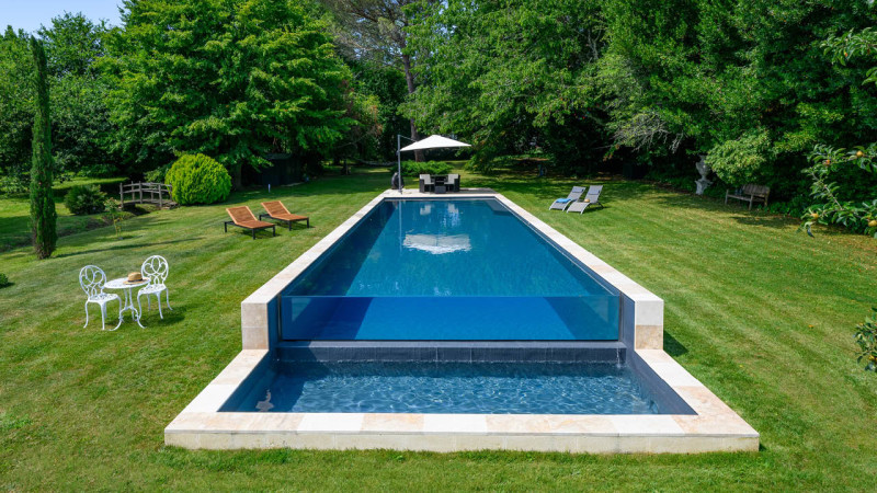 Couloir de nage Piscine à paroi de verre Gris clair / Baignade dans un écrin de nature : piscine couloir de nage debordement paroi de verre jardin esprit piscine 2023 3