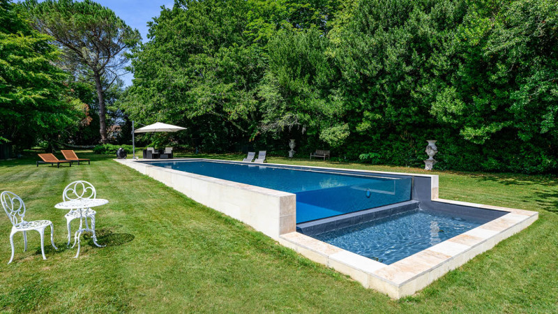 Couloir de nage Piscine à paroi de verre Gris clair / Baignade dans un écrin de nature : piscine couloir de nage debordement paroi de verre jardin esprit piscine 2023 5