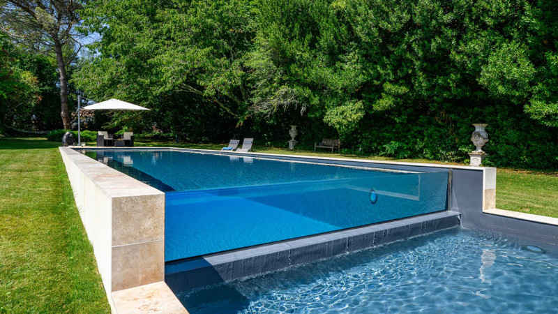 Couloir de nage Piscine à paroi de verre Gris clair / Baignade dans un écrin de nature : piscine couloir de nage debordement paroi de verre jardin esprit piscine 2023 6