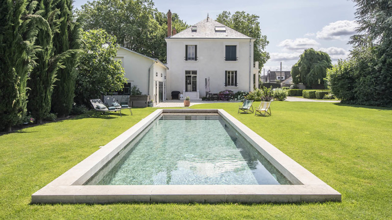 Couloir de nage Rustique / Pas à pas vers le rafraichissement : piscine couloir de nage jardin pierre travertin esprit piscine 2023 2