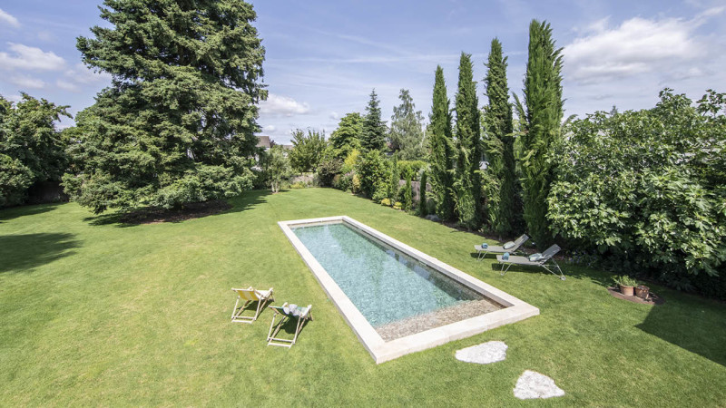 Couloir de nage Rustique / Pas à pas vers le rafraichissement : piscine couloir de nage jardin pierre travertin esprit piscine 2023 3