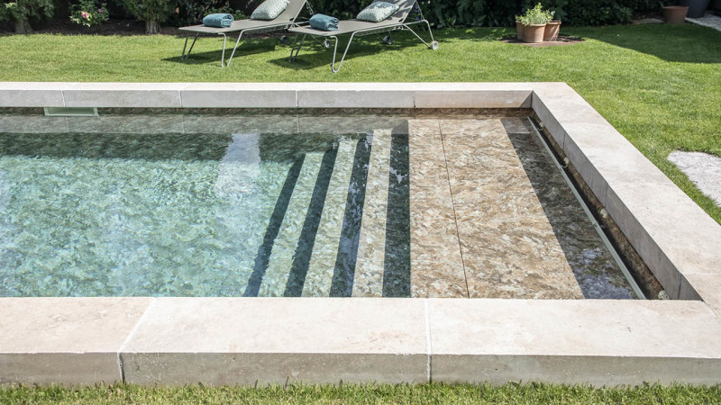 Couloir de nage Rustique / Pas à pas vers le rafraichissement : piscine couloir de nage jardin pierre travertin esprit piscine 2023 5