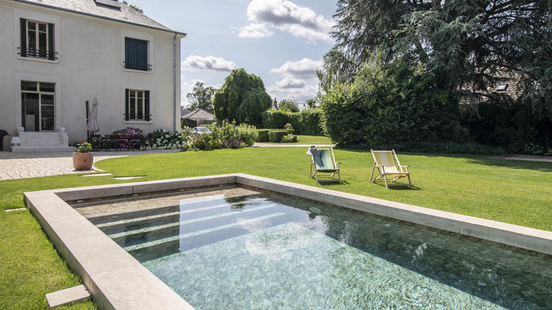 Couloir de nage Rustique / Pas à pas vers le rafraichissement : piscine couloir de nage jardin pierre travertin esprit piscine 2023 6