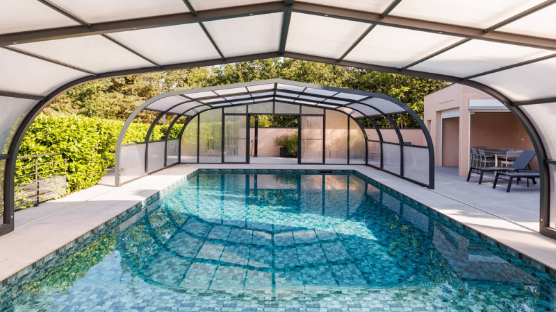 Abri haut / Ouverture centrale : piscine familiale abri haut telescopique ouverture centrale esprit piscine 2024 03