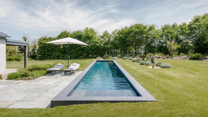 Couloir de nage 3D Gris ardoise / Ligne d’eau épurée : piscine familiale couloir de nage margelles noir jardin esprit piscine 2023 3