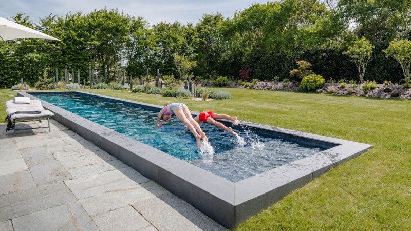 Couloir de nage 3D Gris ardoise / Ligne d’eau épurée : piscine familiale couloir de nage margelles noir jardin esprit piscine 2023 6