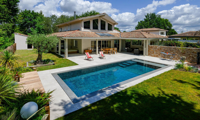 Piscine miroir minéral 3D Gris ardoise  Trophée d’Argent 2023 de la piscine respectueuse de l’environnement