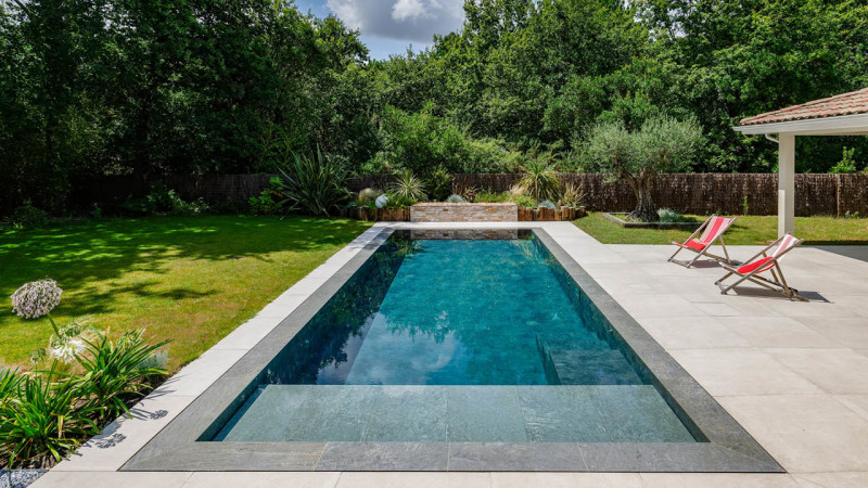 Piscine miroir minéral 3D Gris ardoise / Trophée d’Argent 2023 de la piscine respectueuse de l’environnement : piscine miroir jardin terrasse foret environnement esprit piscine 2023 05