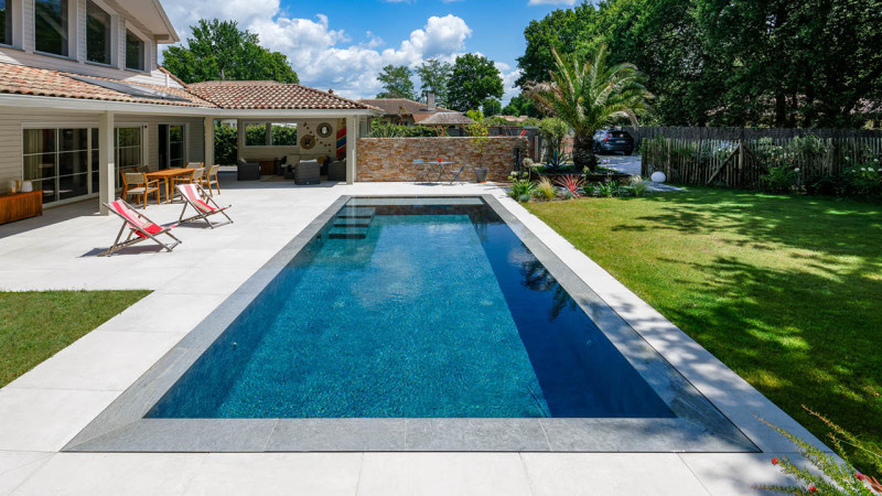 Rénovation de piscines 3D Gris ardoise / Trophée d’Argent 2023 de la piscine respectueuse de l’environnement : piscine miroir rénovation jardin terrasse esprit piscine 2023 2