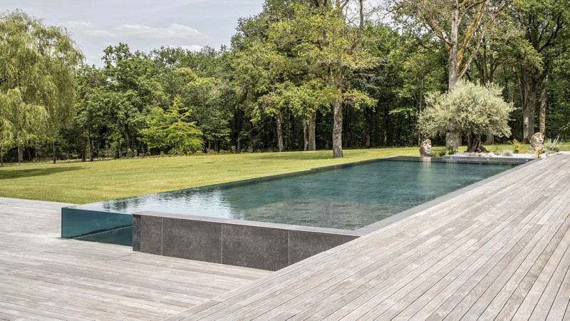 Piscine à paroi de verre 3D Gris ardoise / Angle de verre et d’eau : piscine paroi verre angle terrasse bois esprit piscine 2023 2