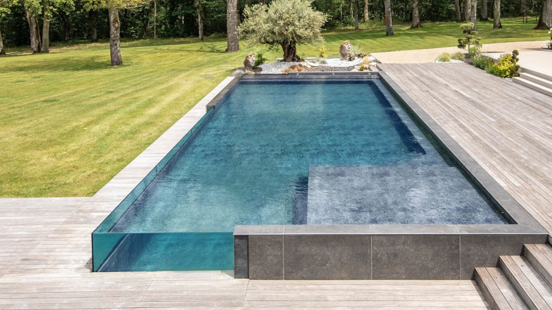 Piscine à paroi de verre 3D Gris ardoise / Angle de verre et d’eau : piscine paroi verre angle terrasse bois esprit piscine 2023 3