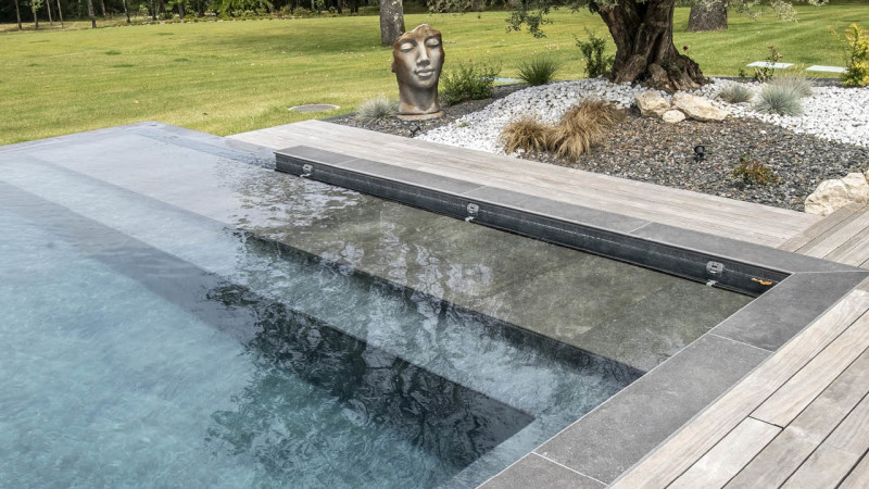 Piscine à paroi de verre 3D Gris ardoise / Angle de verre et d’eau : piscine paroi verre angle terrasse bois esprit piscine 2023 5