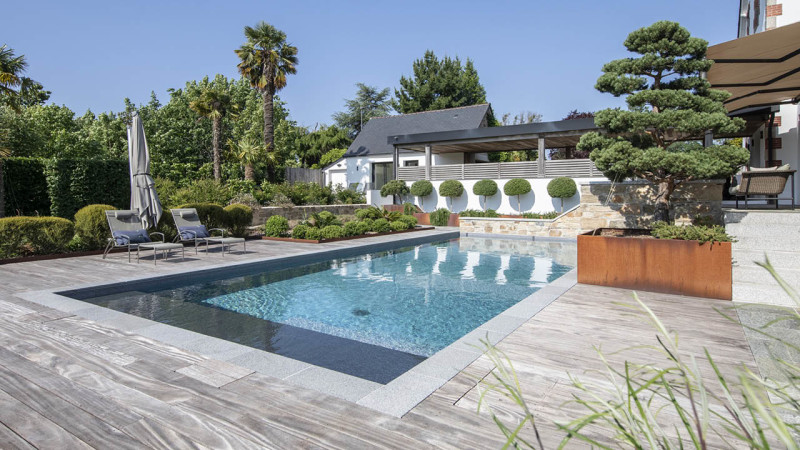 Piscine paysagée 3D Gris béton / Bassin à flanc de pierre : piscine paysagee familiale jardin mur pierre esprit piscine 2023 2