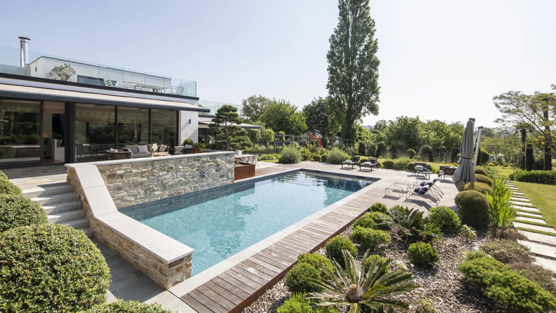 Piscine paysagée 3D Gris béton / Bassin à flanc de pierre : piscine paysagee familiale jardin mur pierre esprit piscine 2023 3