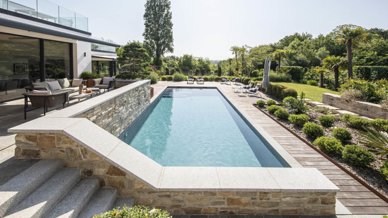 Piscine paysagée 3D Gris béton / Bassin à flanc de pierre : piscine paysagee familiale jardin mur pierre esprit piscine 2023 6