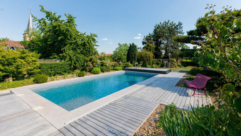 Piscine avec terrasse mobile 3D Gris béton / Trophée d’Or 2023 de la couverture de piscine : piscine terrasse mobile bois couverture souple gris esprit piscine 2023 