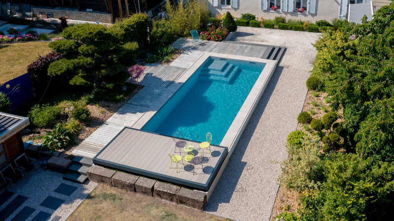 Piscine avec terrasse mobile 3D Gris béton / Trophée d’Or 2023 de la couverture de piscine : piscine terrasse mobile bois couverture souple gris esprit piscine 2023 2