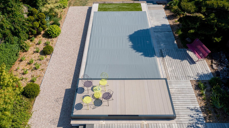 Piscine avec terrasse mobile 3D Gris béton / Trophée d’Or 2023 de la couverture de piscine : piscine terrasse mobile bois couverture souple gris esprit piscine 2023 4