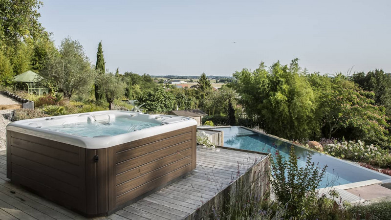 Spa portable / Spa en haut de la colline : spa portable exterieur vue piscine bien etre esprit piscine02