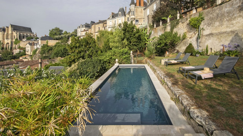 Gîtes & Chambres d'hôtes Gris anthracite / Au petit Thouars (79) : constructeur piscine chambre hote gite familial 02
