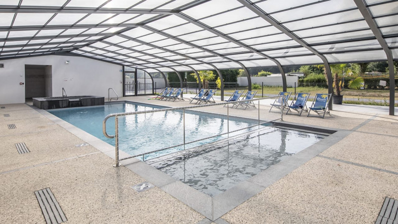 Campings Gris clair / Camping La Promenade (49) : constructeur piscine collective camping exterieur abri haut spa 02