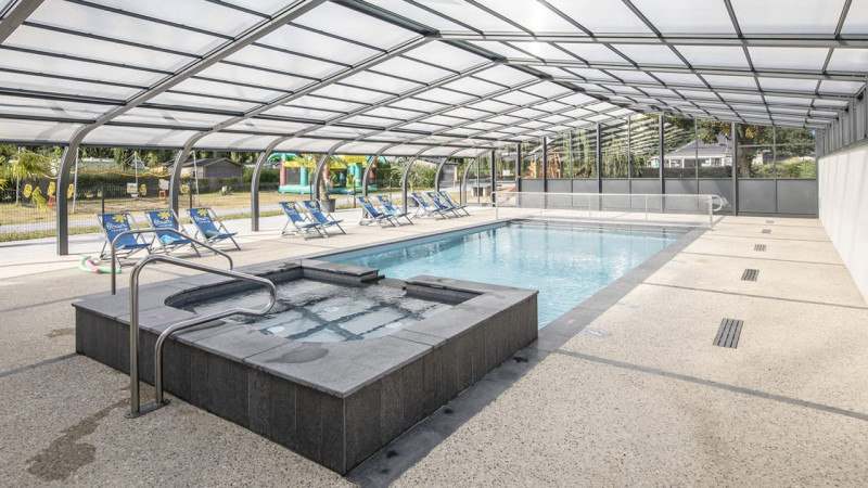 Campings Gris clair / Camping La Promenade (49) : constructeur piscine collective camping exterieur abri haut spa 05