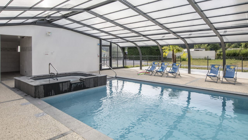 Campings Gris clair / Camping La Promenade (49) : constructeur piscine collective camping exterieur abri haut spa 06