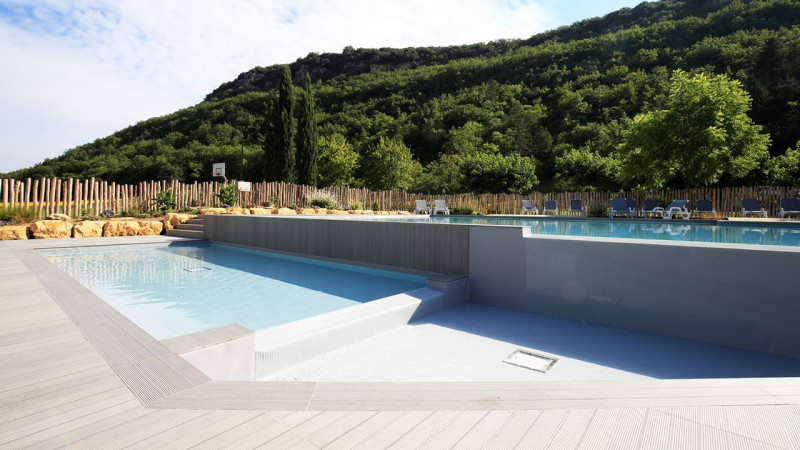 Campings Gris clair / Camping Maisonneuve (24) : constructeur piscine collective camping exterieur debordement 05