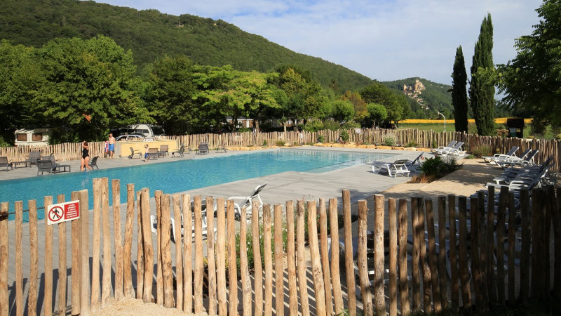 Campings Gris clair / Camping Maisonneuve (24) : constructeur piscine collective camping exterieur debordement 06