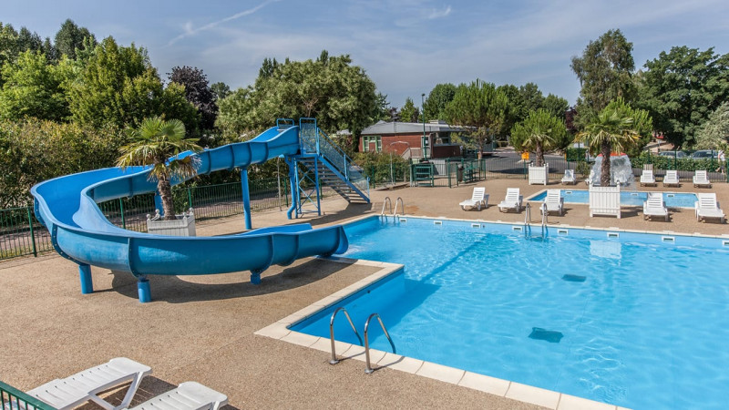Campings Bleu clair / Camping Le Pré des Laveuses (63) : constructeur piscine collective camping toboggan jeux aquatique 02