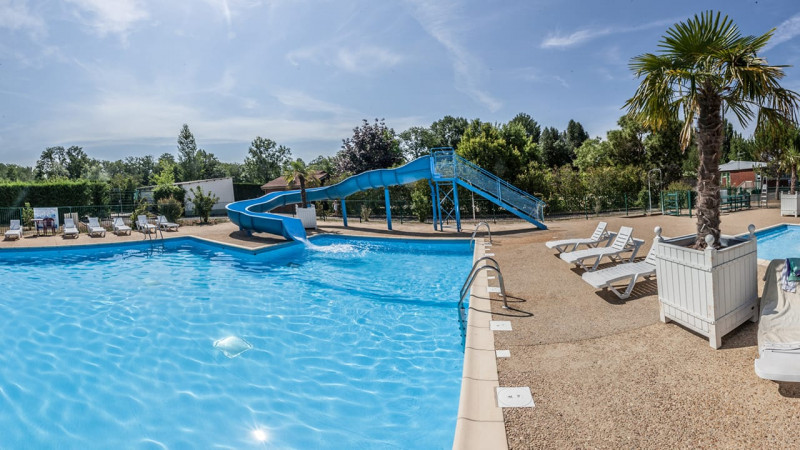 Campings Bleu clair / Camping Le Pré des Laveuses (63) : constructeur piscine collective camping toboggan jeux aquatique 03
