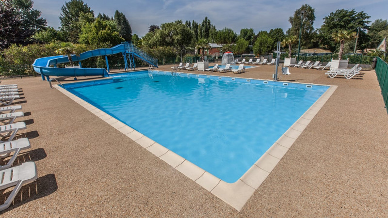 Campings Bleu clair / Camping Le Pré des Laveuses (63) : constructeur piscine collective camping toboggan jeux aquatique 05