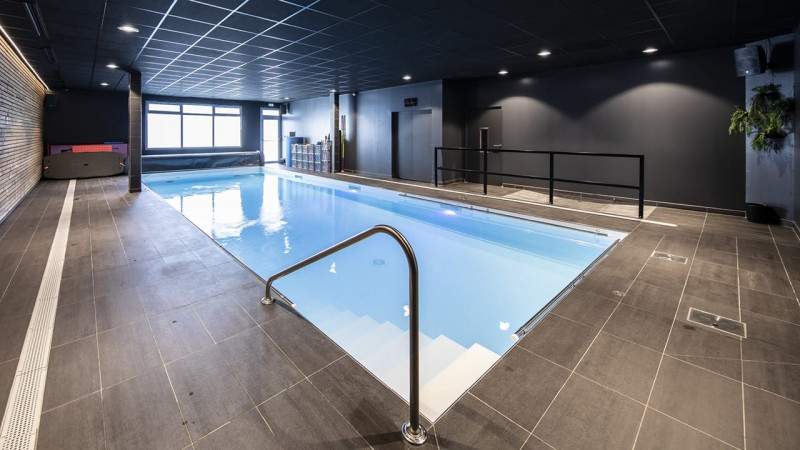 Centres de remise en forme Blanc / Ker’aqua (35) : constructeur piscine collective centre bien etre remise en forme interieure main courante 02